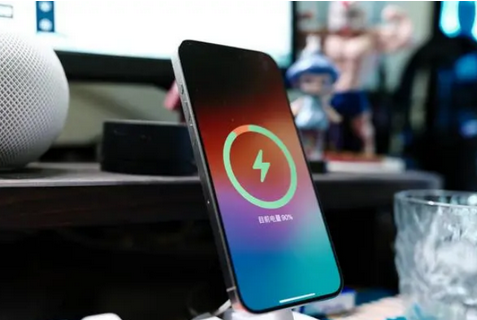 梁园苹果15换屏服务分享用什么充电器给iPhone15充电更好 